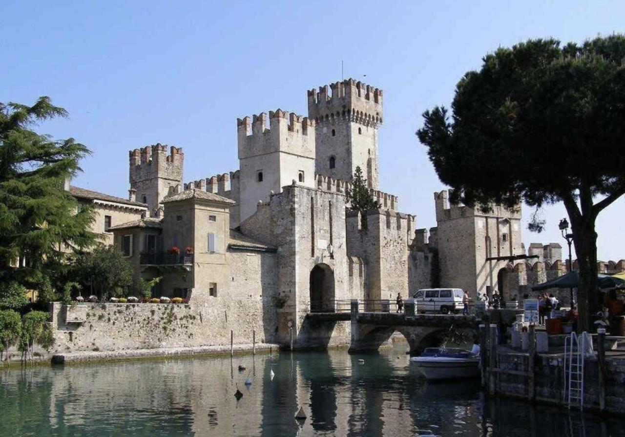 The Captain Apartment Sirmione Bagian luar foto