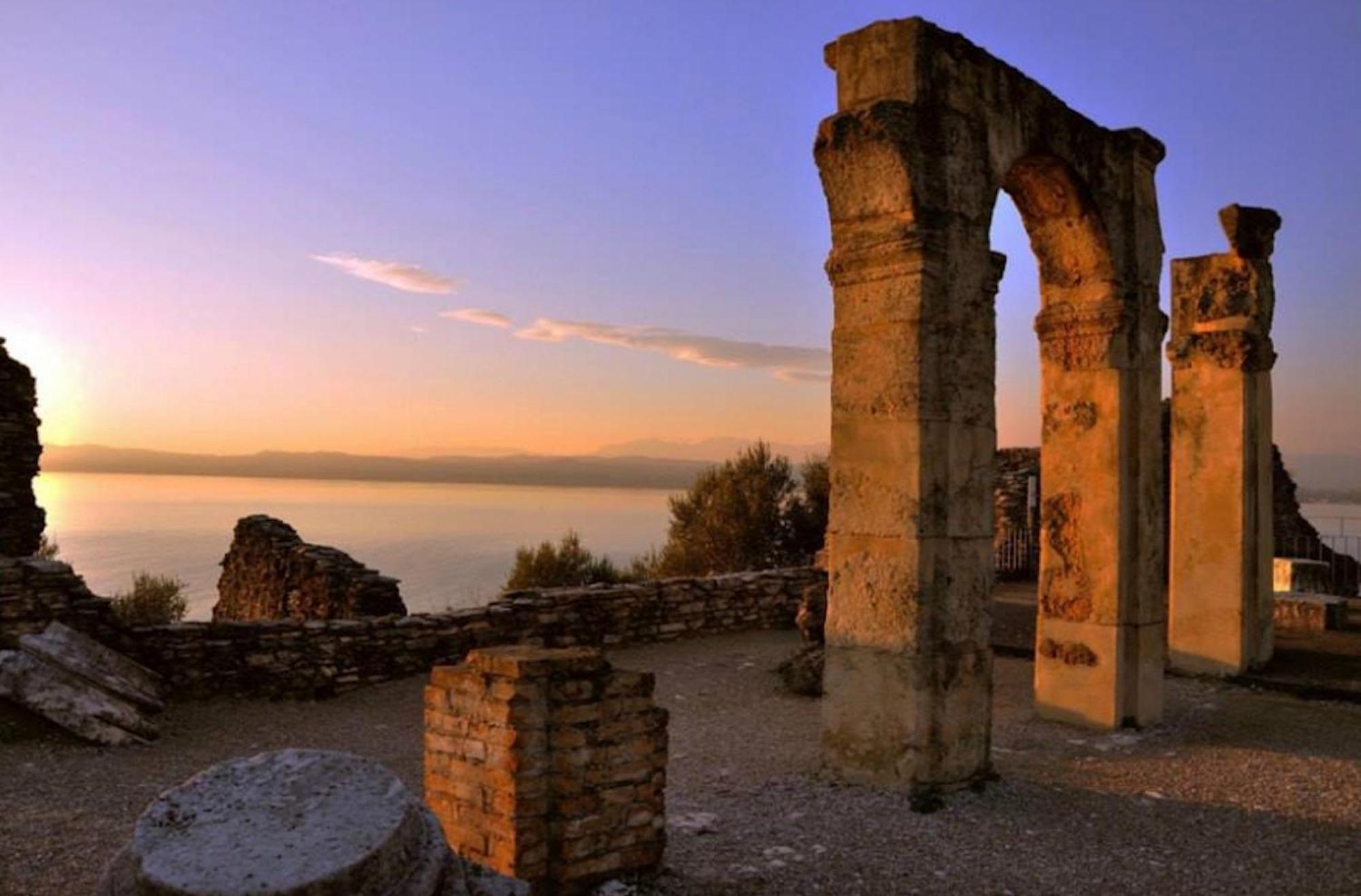 The Captain Apartment Sirmione Bagian luar foto